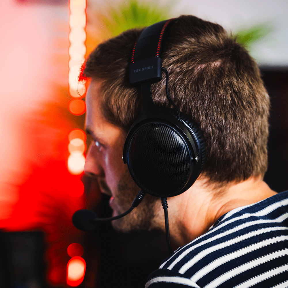 Focus sur le casque audio gaming DH7 porté par une personne jouant à un jeu